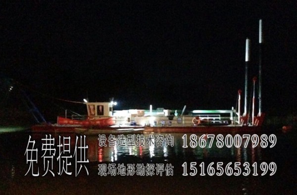 挖泥船夜间施工中