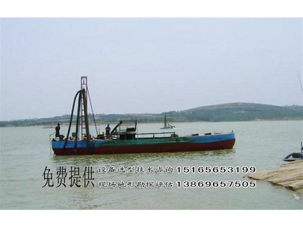 自抽自卸式抽沙运输船工作现场
